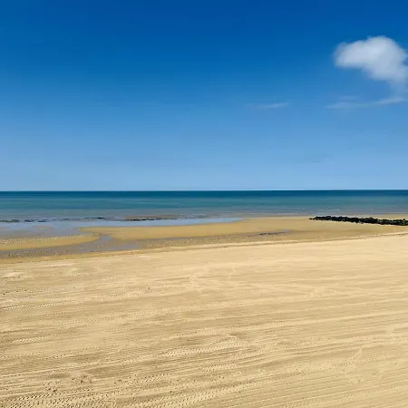 Face A La Mer, Les Pieds Dans L'eau