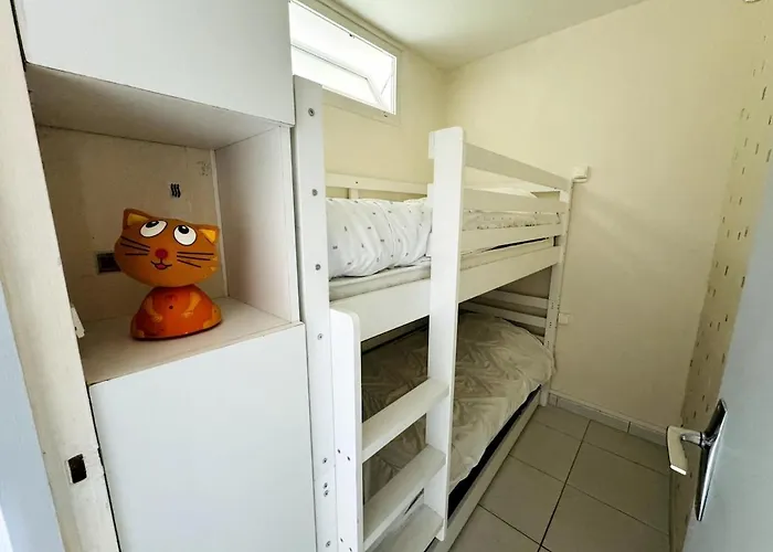 Face A La Mer, Les Pieds Dans L'eau Courseulles-sur-Mer