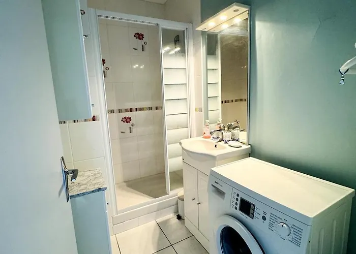 Face A La Mer, Les Pieds Dans L'eau Courseulles-sur-Mer