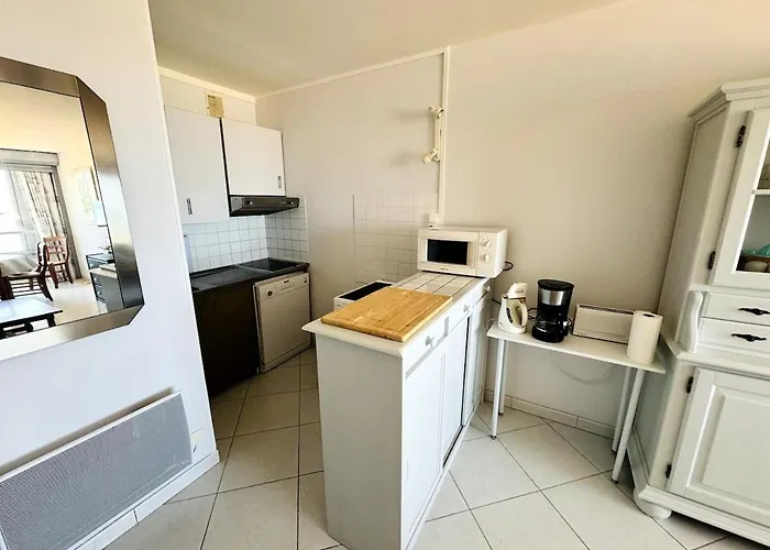 Face A La Mer, Les Pieds Dans L'eau