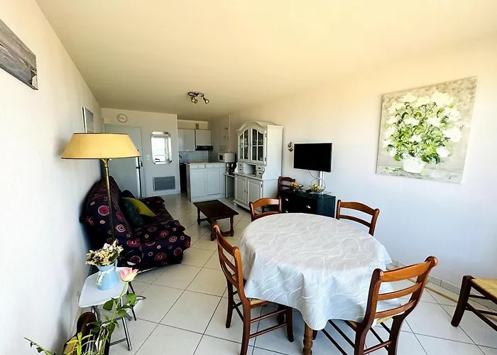 Face A La Mer, Les Pieds Dans L'eau * Courseulles-sur-Mer