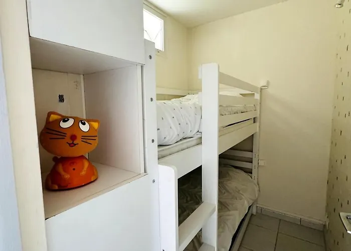 Face A La Mer, Les Pieds Dans L'eau