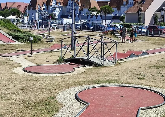 Face A La Mer, Les Pieds Dans L'eau Courseulles-sur-Mer
