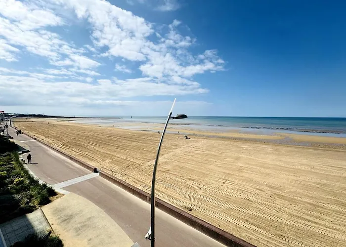 Face A La Mer, Les Pieds Dans L'eau Courseulles-sur-Mer