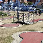 Face A La Mer, Les Pieds Dans L'eau Courseulles-sur-Mer