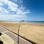 Face A La Mer, Les Pieds Dans L'eau Courseulles-sur-Mer