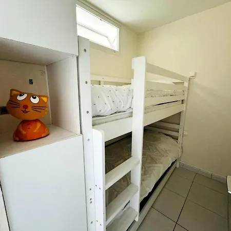 Face A La Mer, Les Pieds Dans L'eau Courseulles-sur-Mer