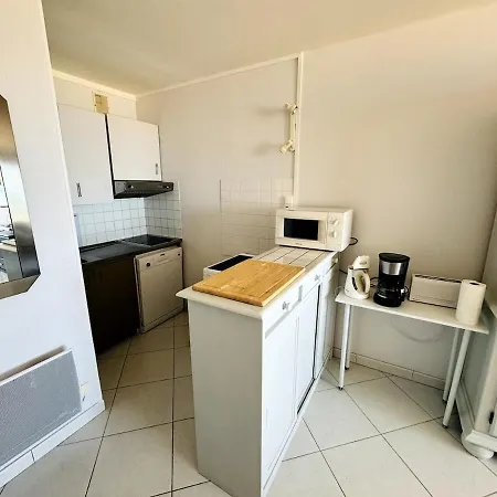 Face A La Mer, Les Pieds Dans L'eau