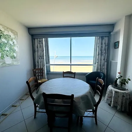 Face A La Mer, Les Pieds Dans L'eau