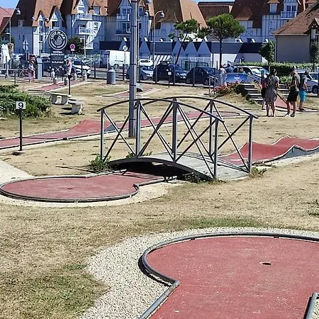 Face A La Mer, Les Pieds Dans L'eau Courseulles-sur-Mer