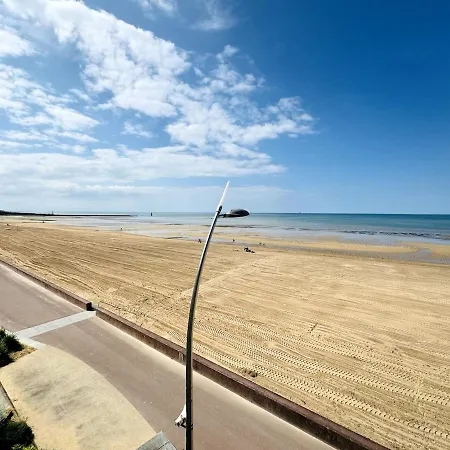 Face A La Mer, Les Pieds Dans L'eau Courseulles-sur-Mer