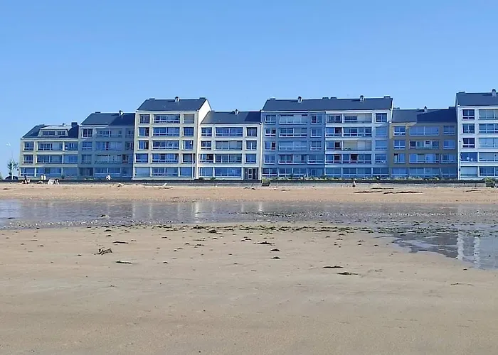 Face A La Mer, Les Pieds Dans L'eau *