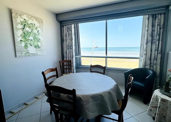 Face A La Mer, Les Pieds Dans L'eau * Courseulles-sur-Mer