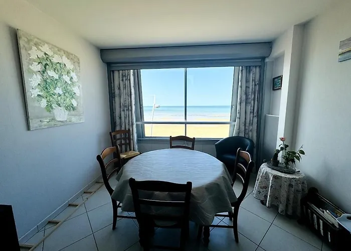 Face A La Mer, Les Pieds Dans L'eau