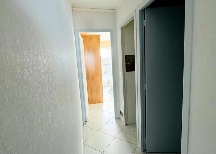 Face A La Mer, Les Pieds Dans L'eau *